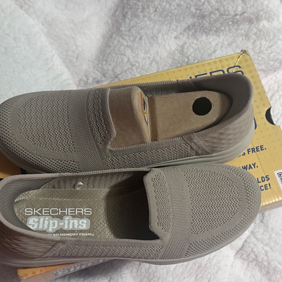 New sketchers women’s slip in shoes 9.5 - Picture 2 of 12
